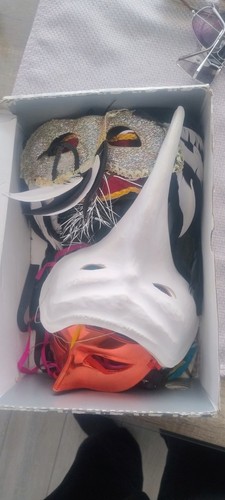 Ein karton voll mit masken - voll,
